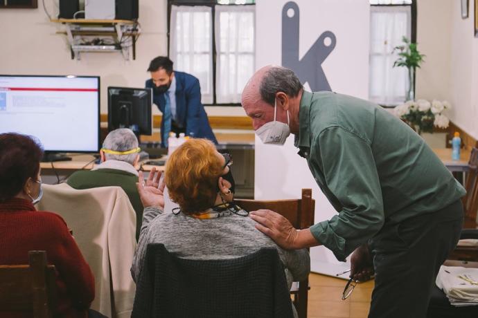 Un profesor da explicaciones a una de las asistentes del taller de banca online de Bidebieta.