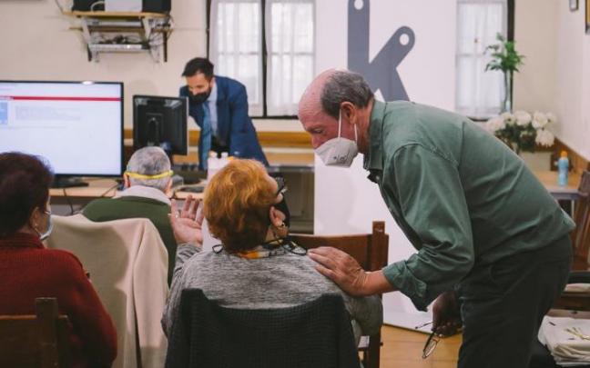 Un profesor da explicaciones a una de las asistentes del taller de banca online de Bidebieta. Un profesor da explicaciones a una de las asistentes del taller de banca online de Bidebieta.