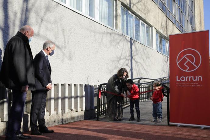 Inauguración del colegio Larrun en Donostia