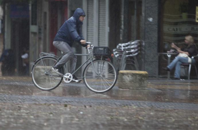 Un hombre circula por Gasteiz en bicicleta bajo la tormenta