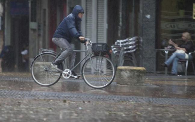 Un hombre circula por Gasteiz en bicicleta bajo la tormenta Un hombre circula por Gasteiz en bicicleta bajo la tormenta