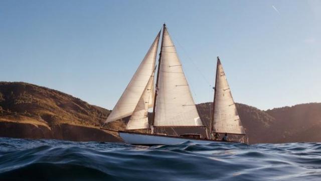 Velero Lucretia, con las velas desplegadas.