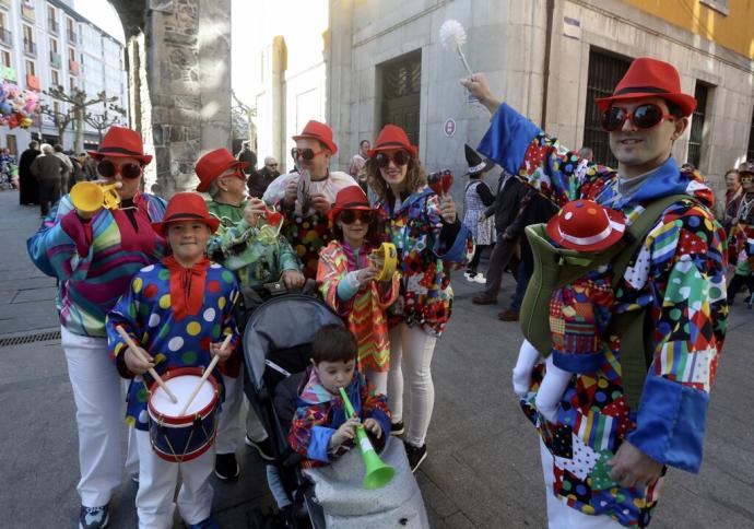 Gente disfrazada en Tolosa en el Lunes Gordo