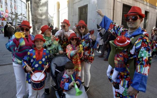 Gente disfrazada en Tolosa en el Lunes Gordo