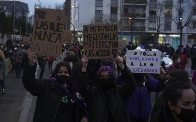 En las imágenes que acompañan a estas líneas, diferentes manifestaciones realizadas en Euskal Herria en defensa de la mujer, todas ellas por diferentes casos de violaciones. Además, también aparece Blanca Estrella Ruiz, presidenta de la Asociación Clara C En las imágenes que acompañan a estas líneas, diferentes manifestaciones realizadas en Euskal Herria en defensa de la mujer, todas ellas por diferentes casos de violaciones. Además, también aparece Blanca Estrella Ruiz, presidenta de la Asociación Clara C