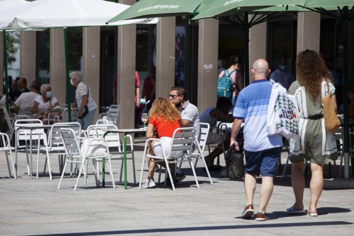 Ciudadanos pasean este sábado por el centro de Vitoria.
