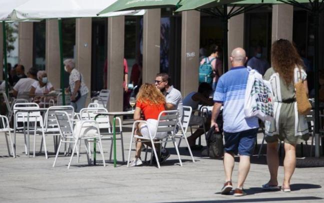 Ciudadanos pasean este sábado por el centro de Vitoria.