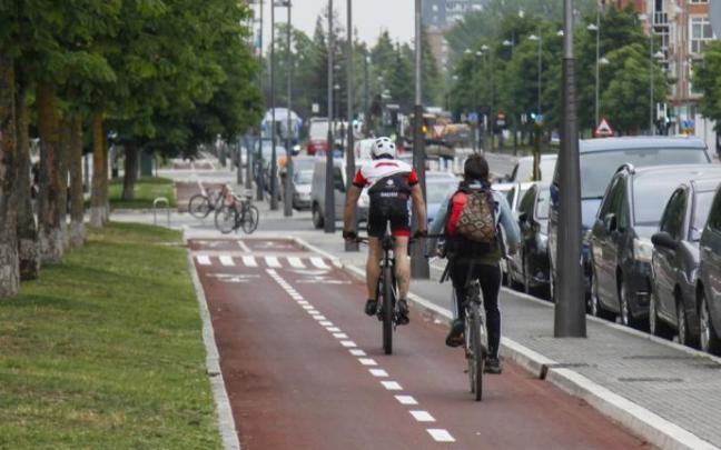 Presentación del nuevo bicicarril de la calle Jacinto Benavente.