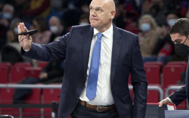 Spahija da una instrucción en el partido ante el Estrella Roja.