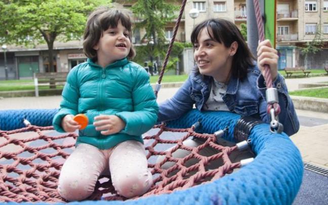 Eli y Maialen, este miércoles, en Vitoria. Eli y Maialen, este miércoles, en Vitoria.