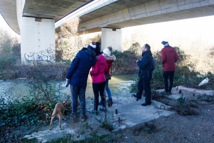 Voluntarios oteando la ribera del Zadorra durante la búsqueda de Jesús Bengoa.