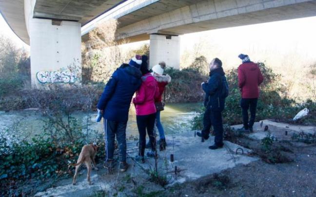 Voluntarios oteando la ribera del Zadorra durante la búsqueda de Jesús Bengoa.
