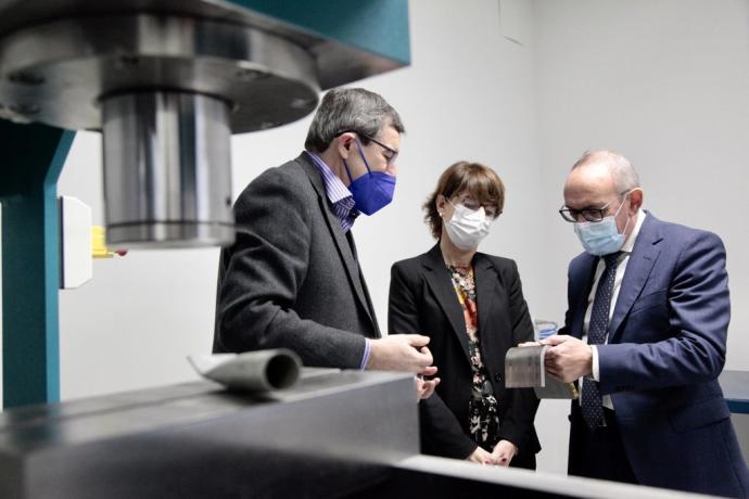 Estibaliz Hernáez y Ramiro González, durante la visita al nuevo laboratorio.