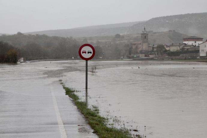 Panorámica de Trespuentes ya inundado esta mañana.