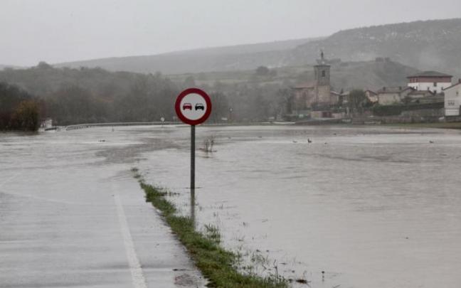 Panorámica de Trespuentes ya inundado esta mañana.