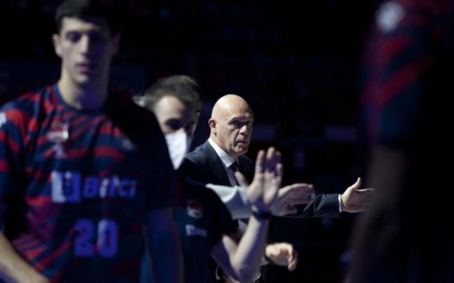 Neven Spahija mira a sus jugadores durante la presentación del encuentro ante el Andorra.