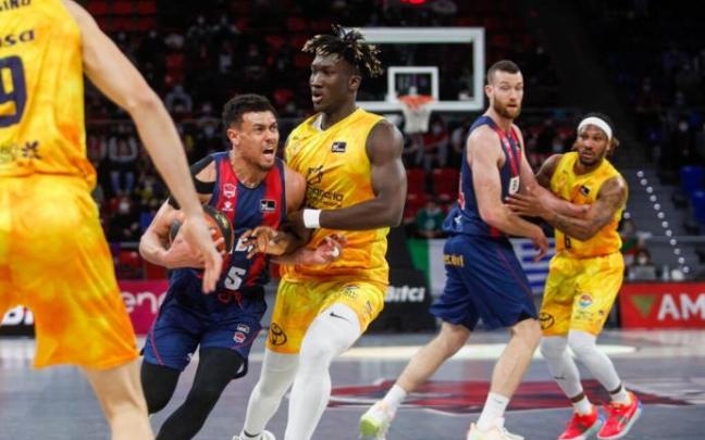 Baldwin trata de superar la defensa de Khalifa Diop ante la mirada de Costello