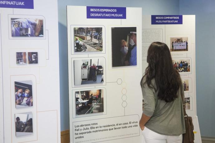 Presentación de una exposición con relatos e imágenes sobre los primeros meses con la covid-19 en la residencia Ajuria