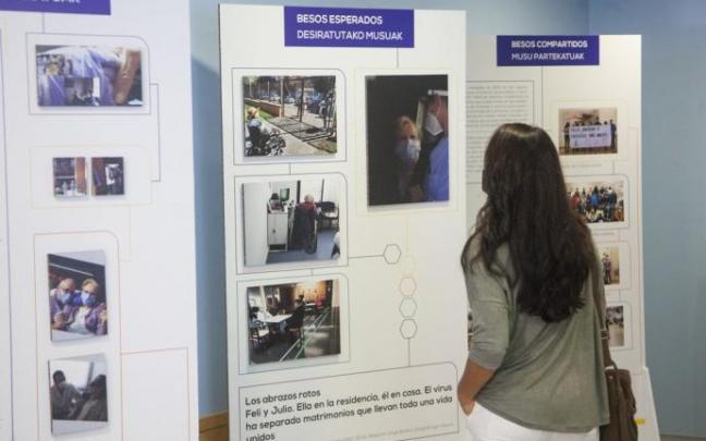 Presentación de una exposición con relatos e imágenes sobre los primeros meses con la covid-19 en la residencia Ajuria