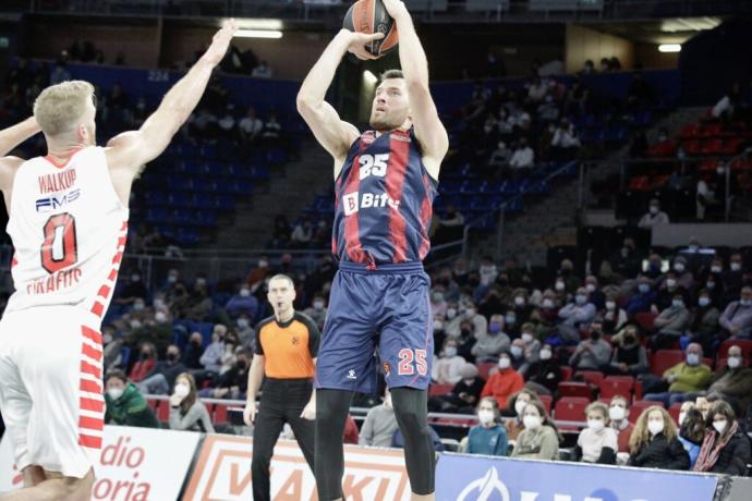 Alec Peters lanza a canastan ante Walkup (Olympiacos)