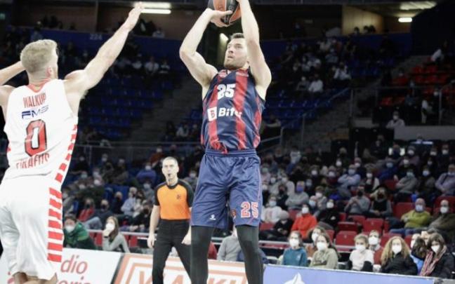 Alec Peters lanza a canastan ante Walkup (Olympiacos) Alec Peters lanza a canastan ante Walkup (Olympiacos)
