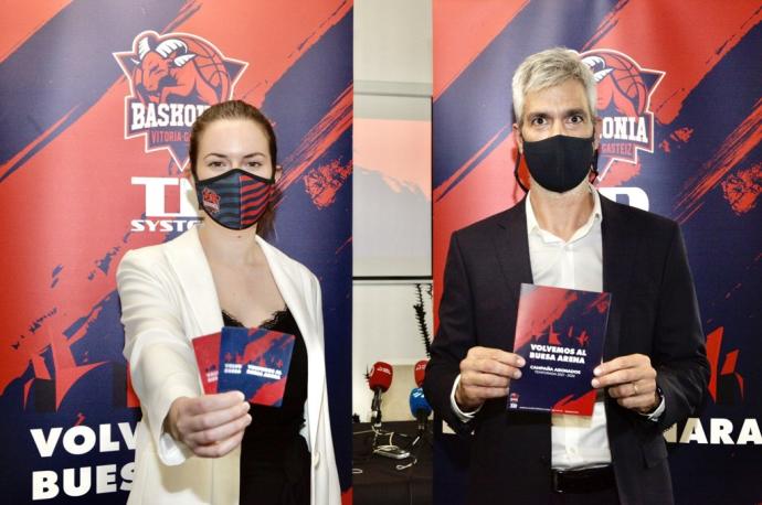 Irati Lauzurica, directora de 'ticketing' del Baskonia y Aitor Apesteguia, director comercial, en la presentación de la campaña 'Vuelve al Buesa Arena'