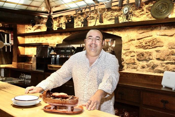 Juan Carlos de la Cruz en su nuevo local