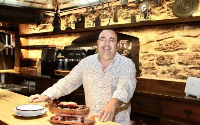 Juan Carlos de la Cruz en su nuevo local.