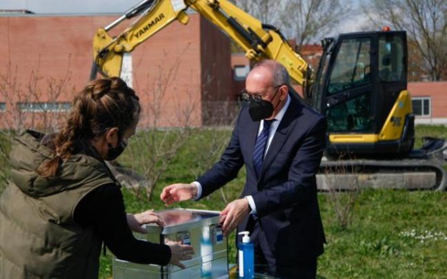 El diputado general, Ramiro González, en el acto de la colocación de la primera piedra de Arabarren.