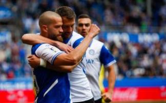Laguardia y Lejeune se felicitan por un gol del Alavés esta temporada.