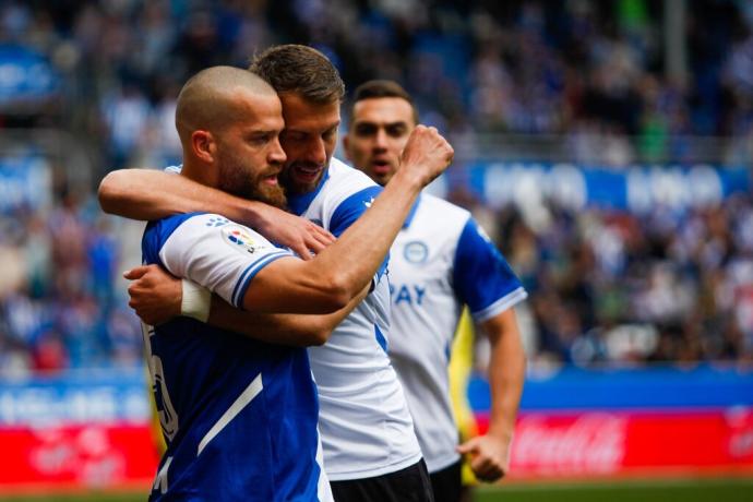 Laguardia celebra, junto a Lejeune, el primer tanto del partido entre el Alavés y el Villarreal.