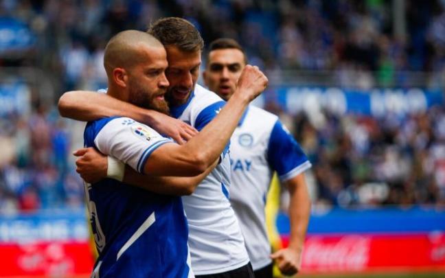 Laguardia celebra, junto a Lejeune, el primer tanto del partido entre el Alavés y el Villarreal.