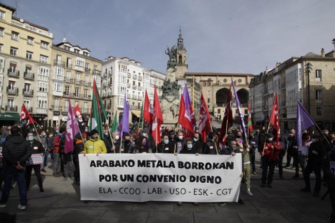 Concentración "por un convenio digno" en el Metal alavés, este mediodía en la Virgen Blanca.