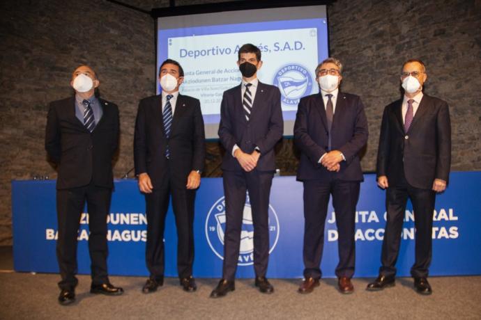 Manu Mendi, Guillermo Oraá, Alfonso Fernández de Trocóniz, Jesús Vázquez y el notario Manuel Rueda, antes de la Junta General de Accionistas