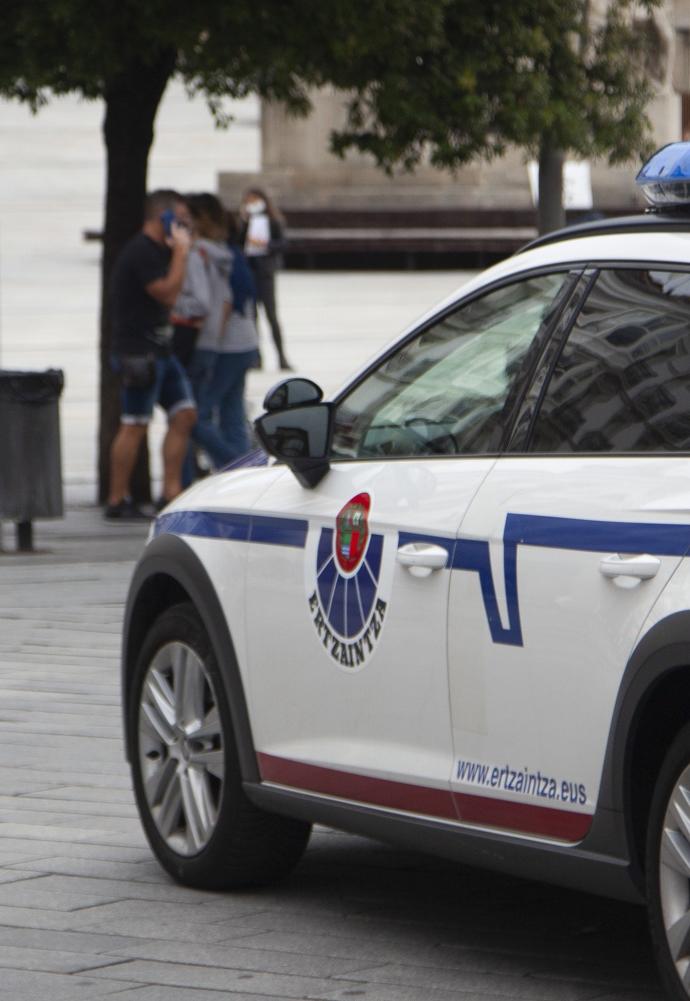 Un coche de la Ertzaintza patrullando