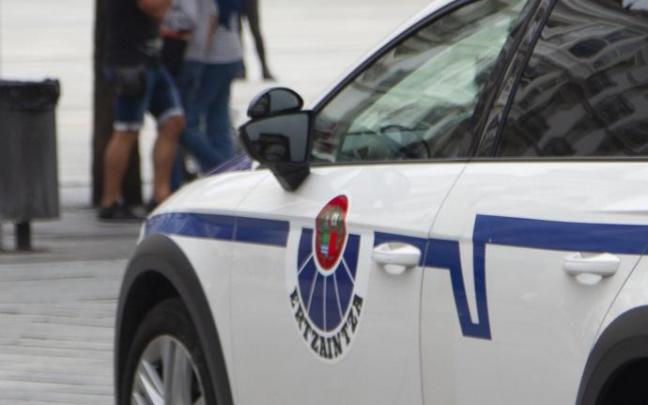 Un coche de la Ertzaintza patrullando Un coche de la Ertzaintza patrullando