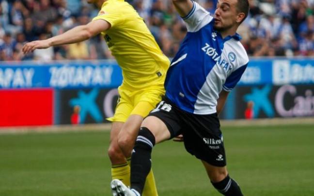 Escalante pelea por un balón con Pau Torres