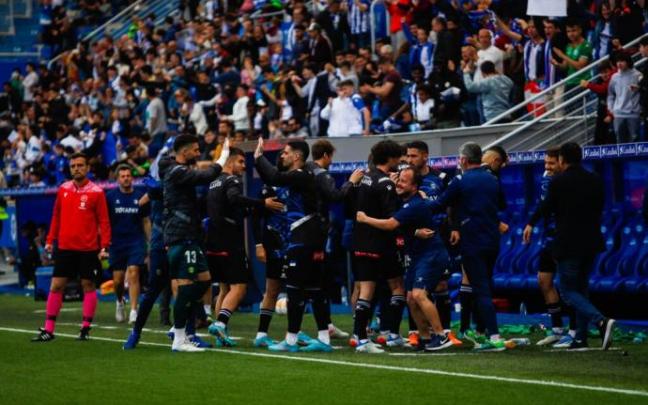 Los suplentes albiazules celebran uno de los goles ante el Villarreal