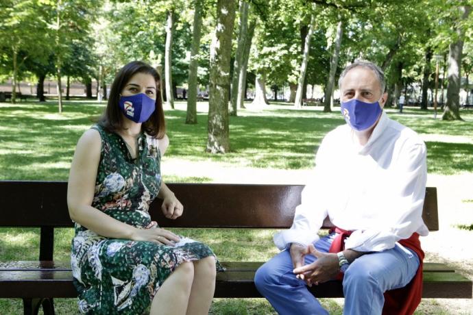 Leticia Comerón y Alfredo Iturricha en el parque de El Prado