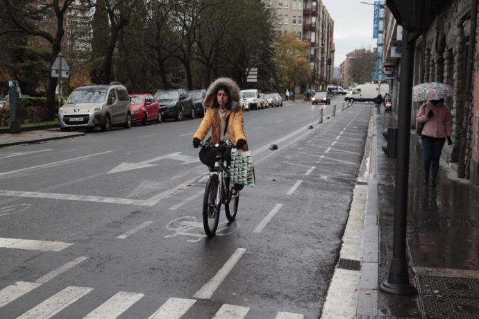 Una ciclista en un bidegorri de Vitoria.