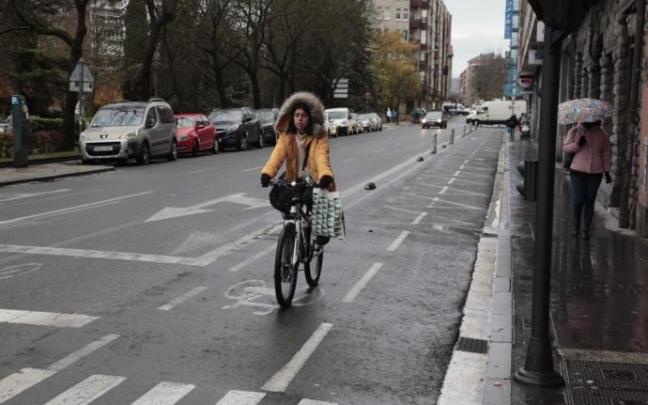 Una ciclista en un bidegorri de Vitoria. Una ciclista en un bidegorri de Vitoria.