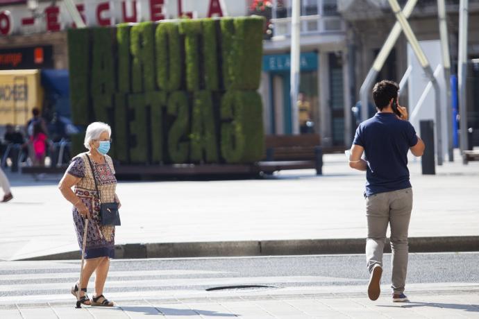 Gente por la calle con mascarillas en Gasteiz