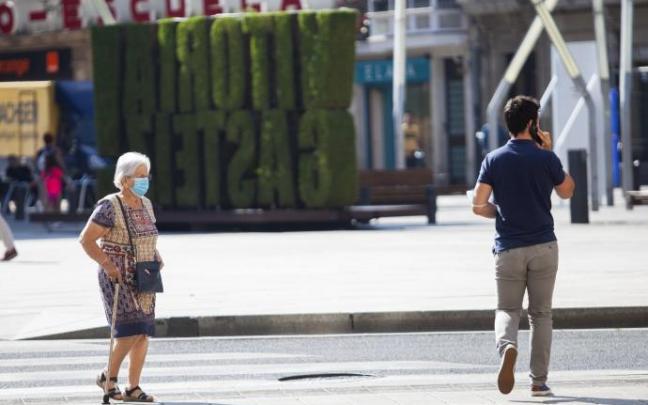Gente por la calle con mascarillas en Gasteiz