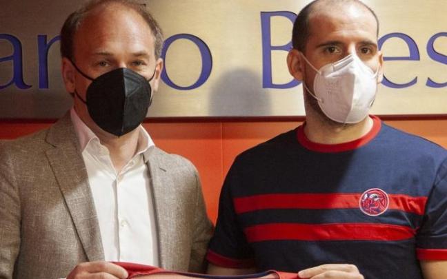 Félix Fernández acompañó a Colom en su presentación oficial como baskonista