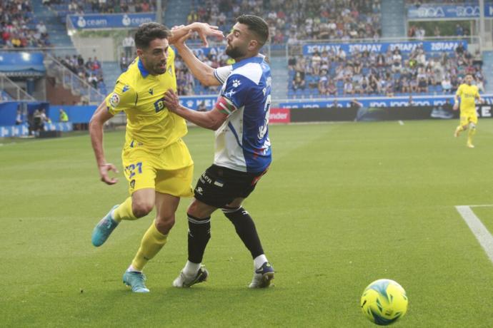 El exalbiazul Sobrino supera a Duarte durante el Alavés-Cádiz de hoy.