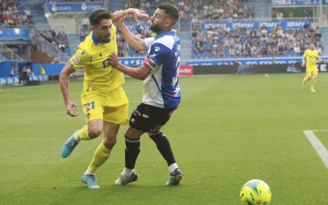 El exalbiazul Sobrino supera a Duarte durante el Alavés-Cádiz de hoy.