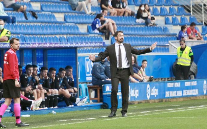 Velázquez da instrucciones durante el partido