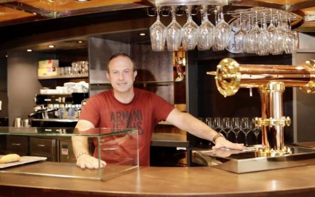 El responsable del nuevo local posa tras la barra.