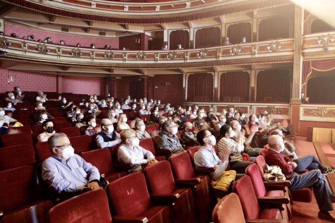 Espectadores en el Teatro Principal ajenos a la información