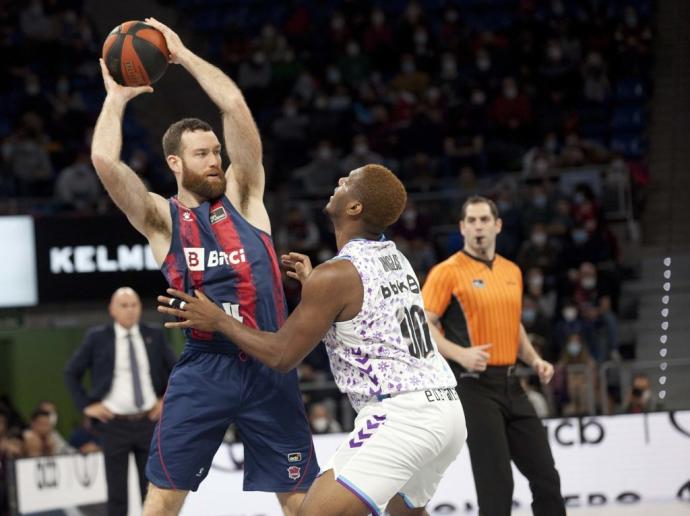 Costello controla el balón ante Inglis.